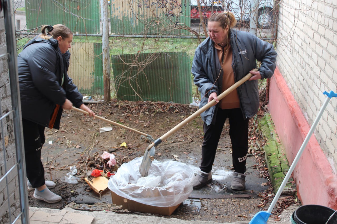 В рамках срочной выездной администрации заместитель Главы городского округа Фрязино Наталья Силаева, депутат Совета депутатов фракции &laquo;Единая Россия&raquo; Сергей Зак и представители МБУ &laquo;Городское хозяйство&raquo; провели встречу с руководством магазина &laquo;Верный&raquo;
