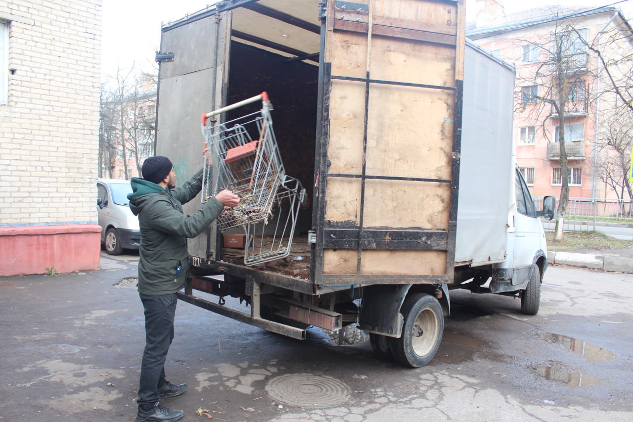 В рамках срочной выездной администрации заместитель Главы городского округа Фрязино Наталья Силаева, депутат Совета депутатов фракции &laquo;Единая Россия&raquo; Сергей Зак и представители МБУ &laquo;Городское хозяйство&raquo; провели встречу с руководством магазина &laquo;Верный&raquo;