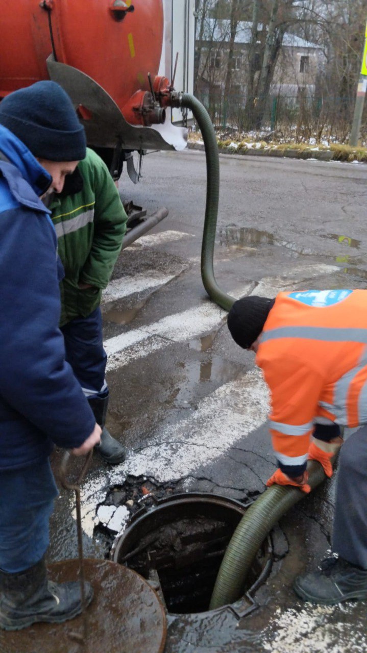За неделю сотрудники водоканала ликвидировали 14 засоров и отремонтировали два колодца