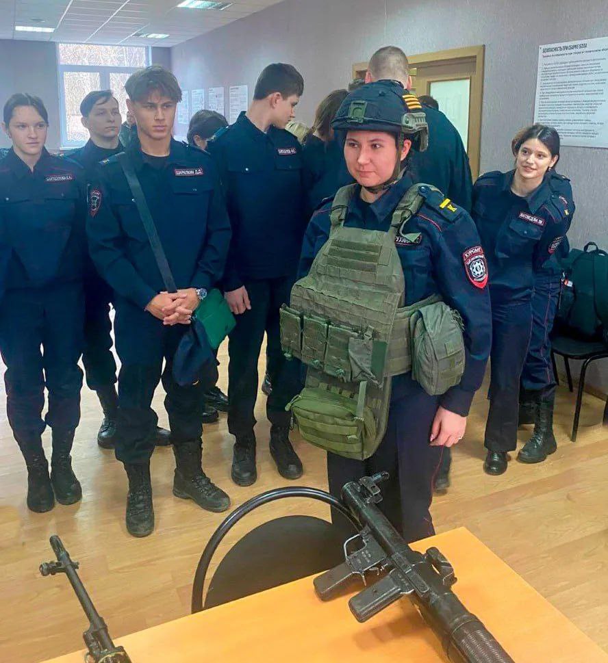 В Подмосковье сотрудники спецподразделения Росгвардии провели экскурсию по подразделению для кадетов