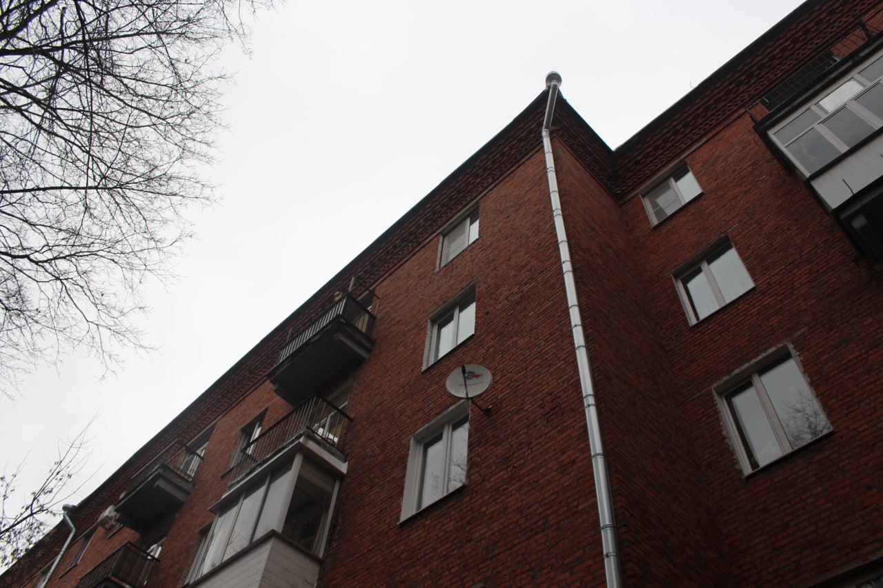 В рамках срочной выездной администрации заместитель главы городского округа Фрязино Виктория Оганезова совместно с депутатом Совета депутатов г.о. Фрязино Сергеем Бутиковым, представителями управляющей компании многоквартирного дома и подрядной организации Фонда капитального ремонта Московской области провела встречу с жителями, посвящённую капремонту кровли и вопросам безопасности