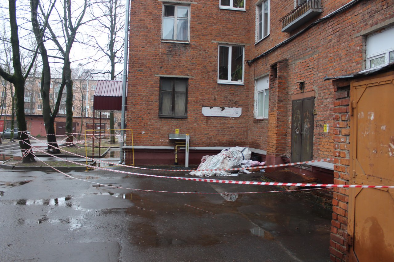 В рамках срочной выездной администрации заместитель главы городского округа Фрязино Виктория Оганезова совместно с депутатом Совета депутатов г.о. Фрязино Сергеем Бутиковым, представителями управляющей компании многоквартирного дома и подрядной организации Фонда капитального ремонта Московской области провела встречу с жителями, посвящённую капремонту кровли и вопросам безопасности