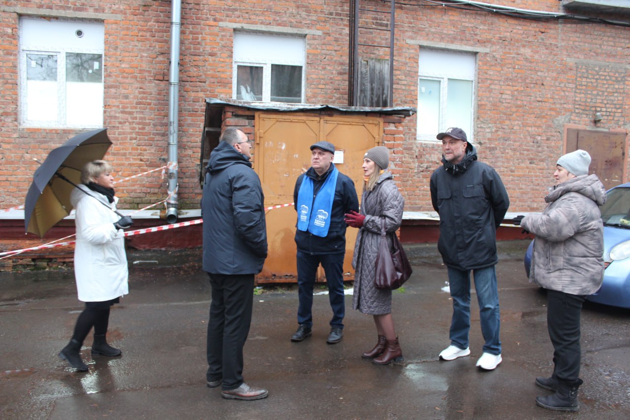 В рамках срочной выездной администрации заместитель главы городского округа Фрязино Виктория Оганезова совместно с депутатом Совета депутатов г.о. Фрязино Сергеем Бутиковым, представителями управляющей компании многоквартирного дома и подрядной организации Фонда капитального ремонта Московской области провела встречу с жителями, посвящённую капремонту кровли и вопросам безопасности