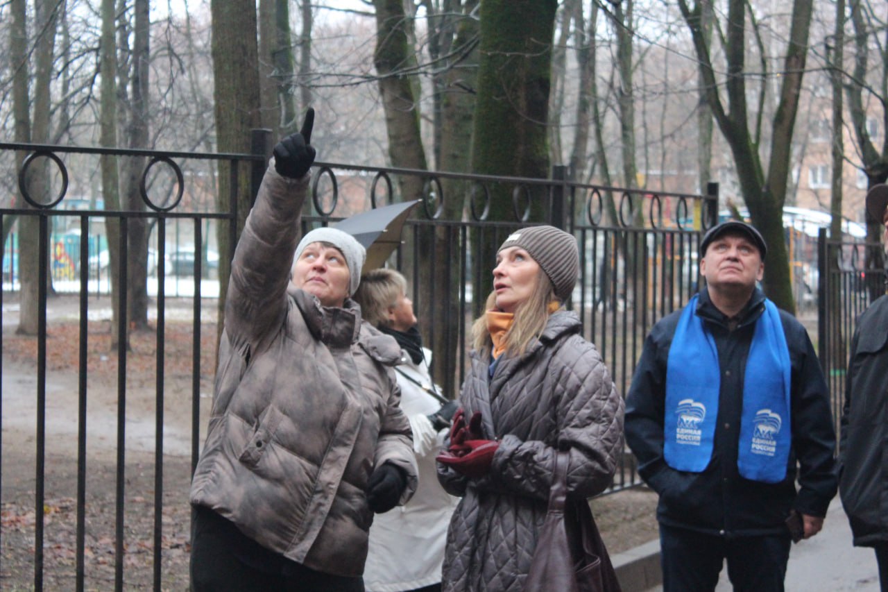 В рамках срочной выездной администрации заместитель главы городского округа Фрязино Виктория Оганезова совместно с депутатом Совета депутатов г.о. Фрязино Сергеем Бутиковым, представителями управляющей компании многоквартирного дома и подрядной организации Фонда капитального ремонта Московской области провела встречу с жителями, посвящённую капремонту кровли и вопросам безопасности