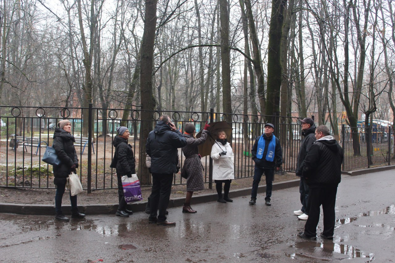 В рамках срочной выездной администрации заместитель главы городского округа Фрязино Виктория Оганезова совместно с депутатом Совета депутатов г.о. Фрязино Сергеем Бутиковым, представителями управляющей компании многоквартирного дома и подрядной организации Фонда капитального ремонта Московской области провела встречу с жителями, посвящённую капремонту кровли и вопросам безопасности