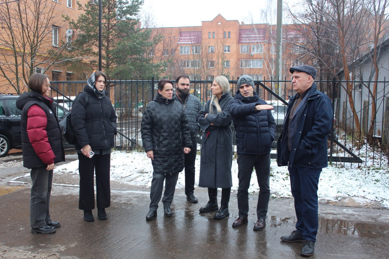 В рамках обхода городской территории начальник управления благоустройства, дорожного хозяйства и транспорта городского округа Фрязино Ирина Копыльченко вместе с депутатами Совета депутатов от фракции &laquo;Единая Россия&raquo; Дарьей Смирновой и Сергеем Бутиковым, а также представителями МБУ &laquo;Городское хозяйство&raquo; провела осмотр участка по адресу: Октябрьская, д. 10
