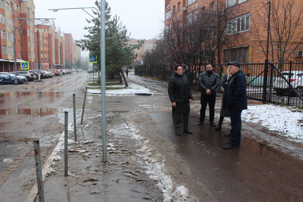 В рамках обхода городской территории начальник управления благоустройства, дорожного хозяйства и транспорта городского округа Фрязино Ирина Копыльченко вместе с депутатами Совета депутатов от фракции «Единая Россия» Дарьей Смирновой и Сергеем Бутиковым, а также представителями МБУ «Городское хозяйство» провела осмотр участка по адресу: Октябрьская, д. 10