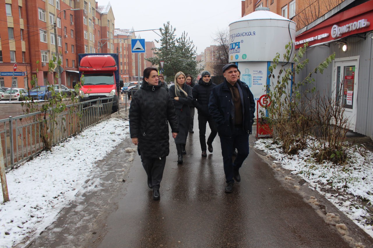 В рамках обхода городской территории начальник управления благоустройства, дорожного хозяйства и транспорта городского округа Фрязино Ирина Копыльченко вместе с депутатами Совета депутатов от фракции &laquo;Единая Россия&raquo; Дарьей Смирновой и Сергеем Бутиковым, а также представителями МБУ &laquo;Городское хозяйство&raquo; провела осмотр участка по адресу: Октябрьская, д. 10