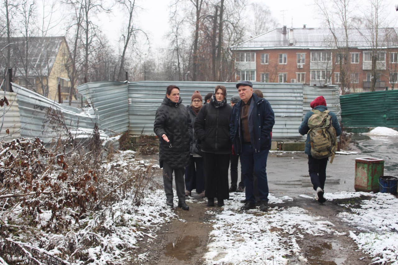 В рамках обхода городской территории начальник управления благоустройства, дорожного хозяйства и транспорта городского округа Фрязино Ирина Копыльченко вместе с депутатами Совета депутатов от фракции &laquo;Единая Россия&raquo; Дарьей Смирновой и Сергеем Бутиковым, а также представителями МБУ &laquo;Городское хозяйство&raquo; провела осмотр участка по адресу: Октябрьская, д. 10