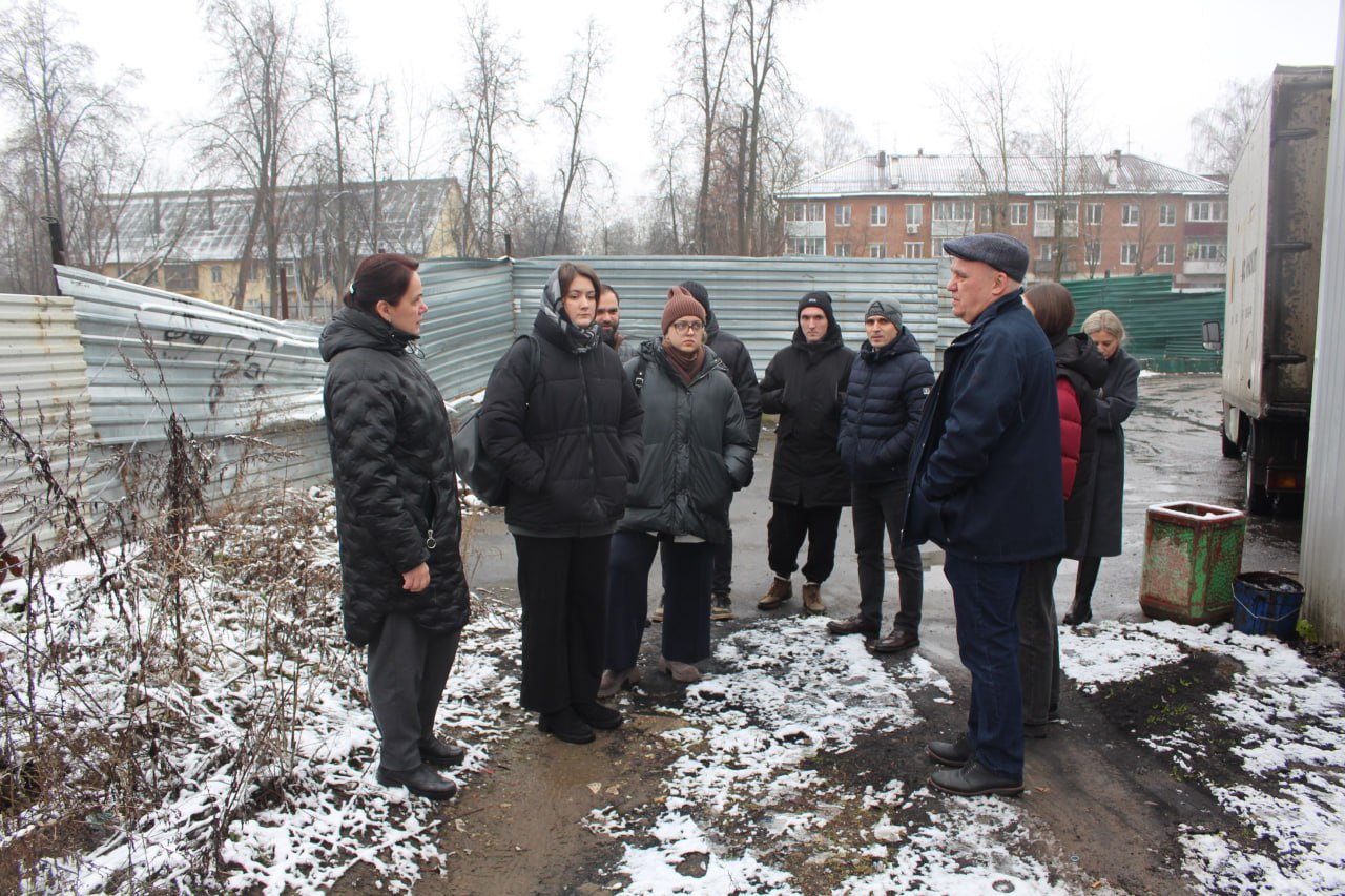 В рамках обхода городской территории начальник управления благоустройства, дорожного хозяйства и транспорта городского округа Фрязино Ирина Копыльченко вместе с депутатами Совета депутатов от фракции «Единая Россия» Дарьей Смирновой и Сергеем Бутиковым, а также представителями МБУ «Городское хозяйство» провела осмотр участка по адресу: Октябрьская, д. 10