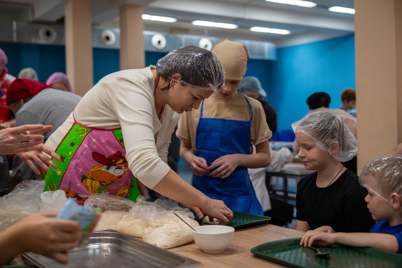 &laquo;Вкус заботы&raquo;: фрязинцы испекли порядка 400 пирожков для участников СВО