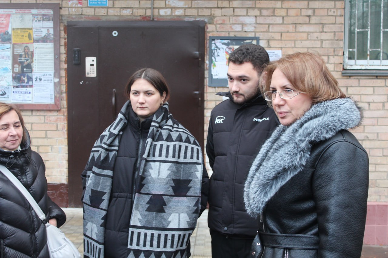 В рамках традиционного обхода территории заместитель главы городского округа Фрязино Юлия Михайловна Шувалова совместно с депутатом Совета депутатов от фракции "Единая Россия&rdquo; Дарьей Смирновой, руководством и специалистами МБУ &laquo;Городское хозяйство&raquo; встретились с жителями дома №17 по проспекту Мира