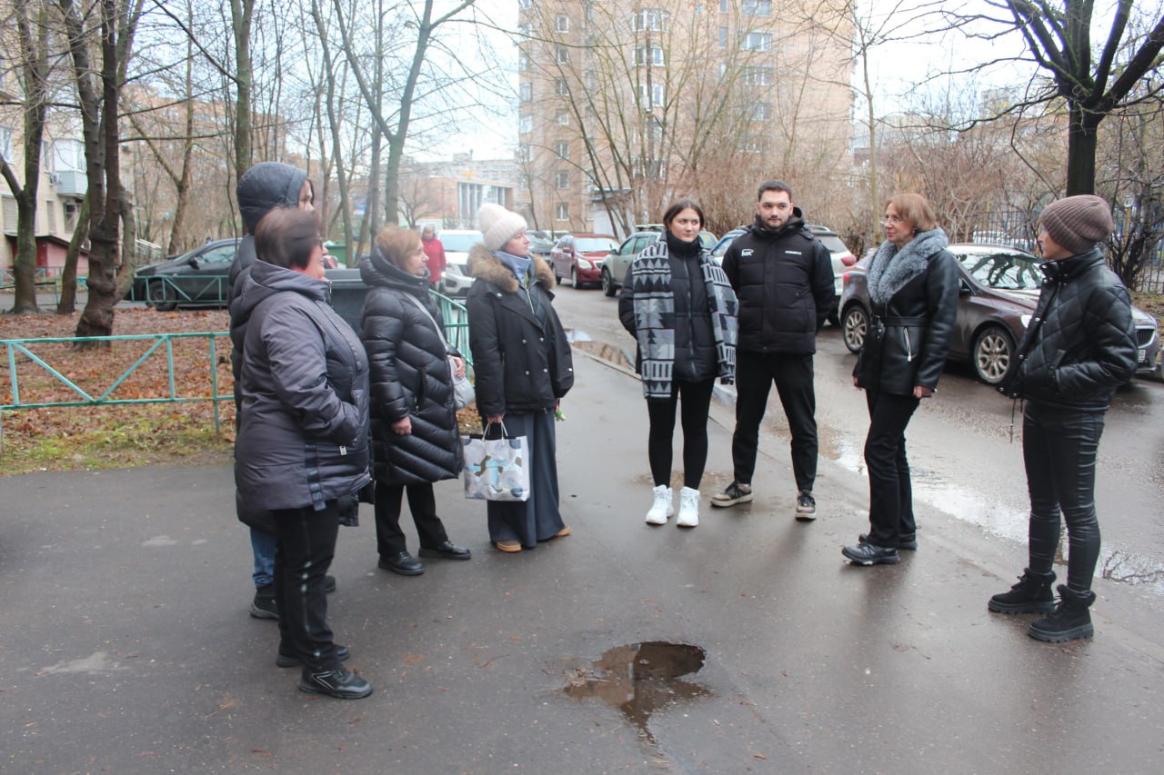 В рамках традиционного обхода территории заместитель главы городского округа Фрязино Юлия Михайловна Шувалова совместно с депутатом Совета депутатов от фракции "Единая Россия&rdquo; Дарьей Смирновой, руководством и специалистами МБУ &laquo;Городское хозяйство&raquo; встретились с жителями дома №17 по проспекту Мира