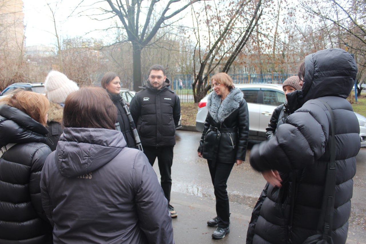 В рамках традиционного обхода территории заместитель главы городского округа Фрязино Юлия Михайловна Шувалова совместно с депутатом Совета депутатов от фракции "Единая Россия&rdquo; Дарьей Смирновой, руководством и специалистами МБУ &laquo;Городское хозяйство&raquo; встретились с жителями дома №17 по проспекту Мира