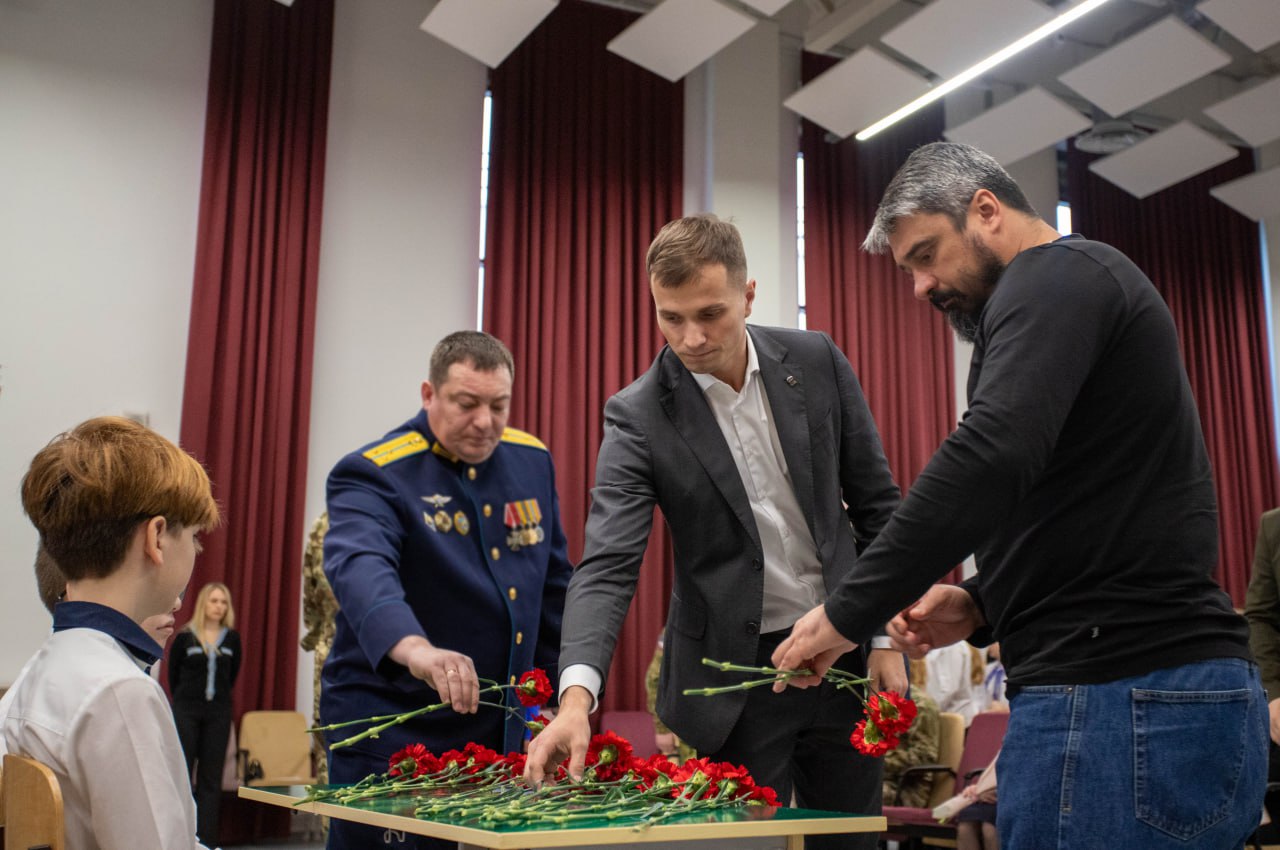 В школе №1 состоялось торжественное открытие &laquo;Парты Героя&raquo; в память о воине Романе Шаповалове