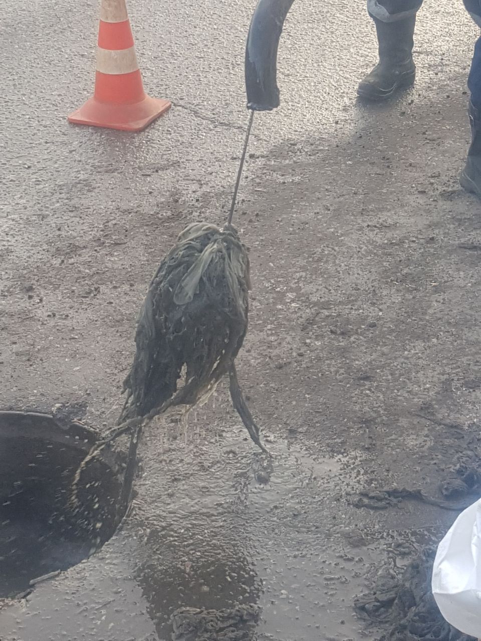 Уважаемые жители Фрязино, в социальных сетях появился пост о том, что на пересечении улиц Вокзальной и Московской произошел излив из городской канализации