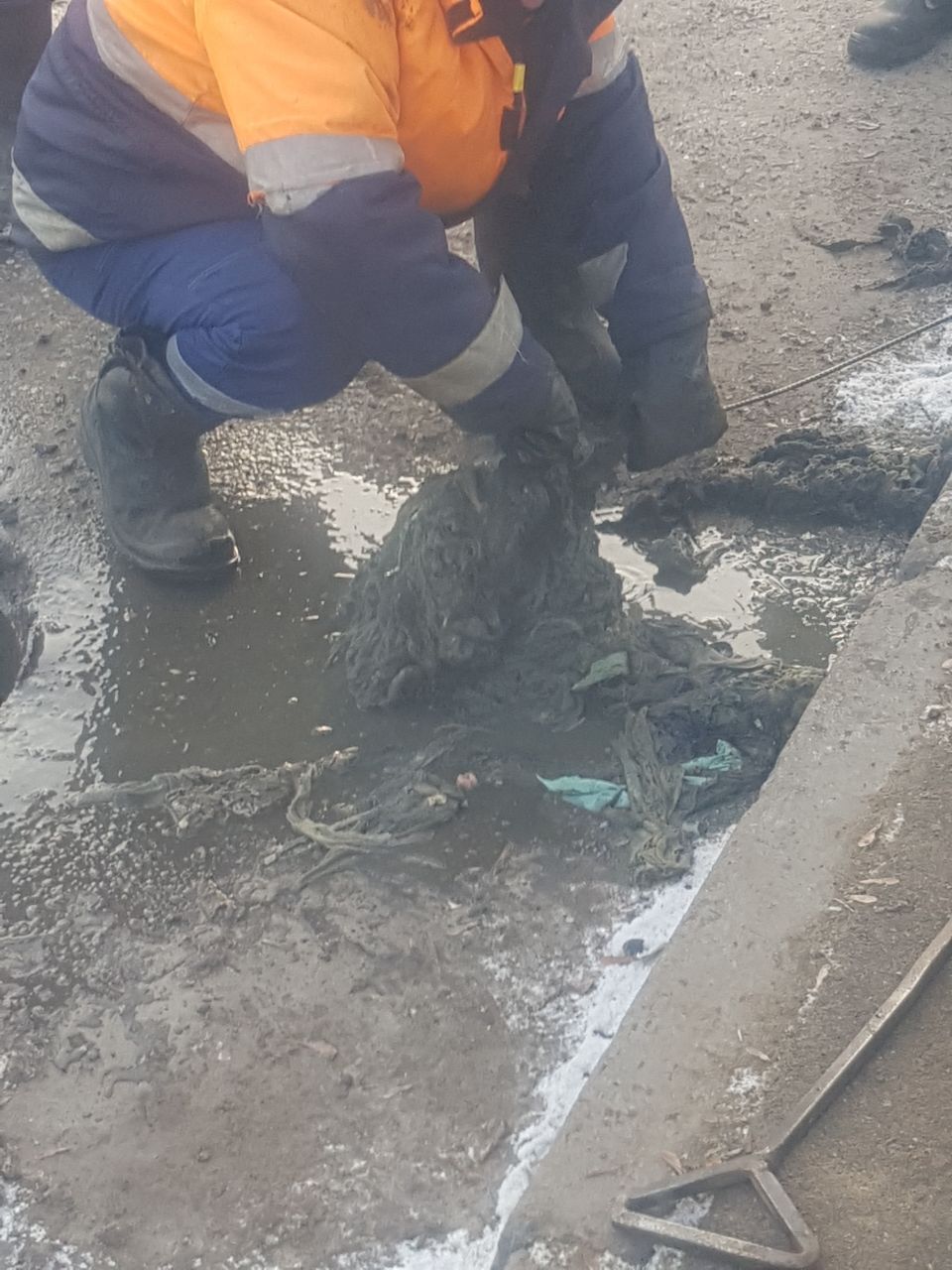 Уважаемые жители Фрязино, в социальных сетях появился пост о том, что на пересечении улиц Вокзальной и Московской произошел излив из городской канализации