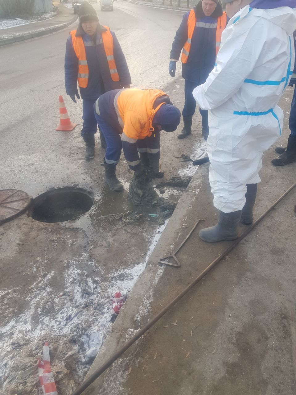 Уважаемые жители Фрязино, в социальных сетях появился пост о том, что на пересечении улиц Вокзальной и Московской произошел излив из городской канализации