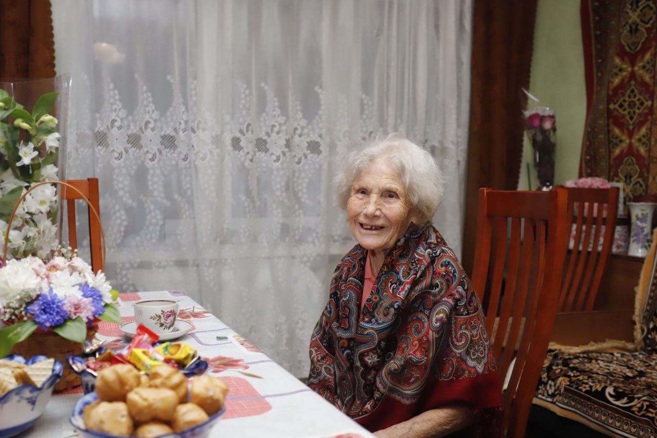 Глава городского округа Фрязино Дмитрий Воробьев лично поздравил с 95-летним юбилеем жительницу нашего округа, ветерана труда, супругу участника Великой Отечественной войны Марию Васильевну Хоточкину!