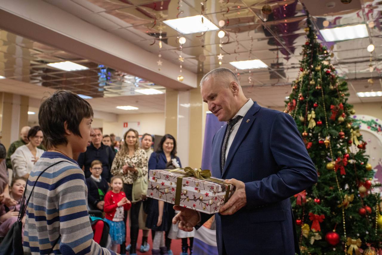 В преддверии Нового года по старой доброй традиции глава городского округа Фрязино Дмитрий Воробьев принял участие во всероссийской акции &laquo;Ёлка желаний&raquo; &mdash; мероприятие, которое уже восьмой год объединяет нас в стремлении подарить праздник тем, кто в нём особенно нуждается
