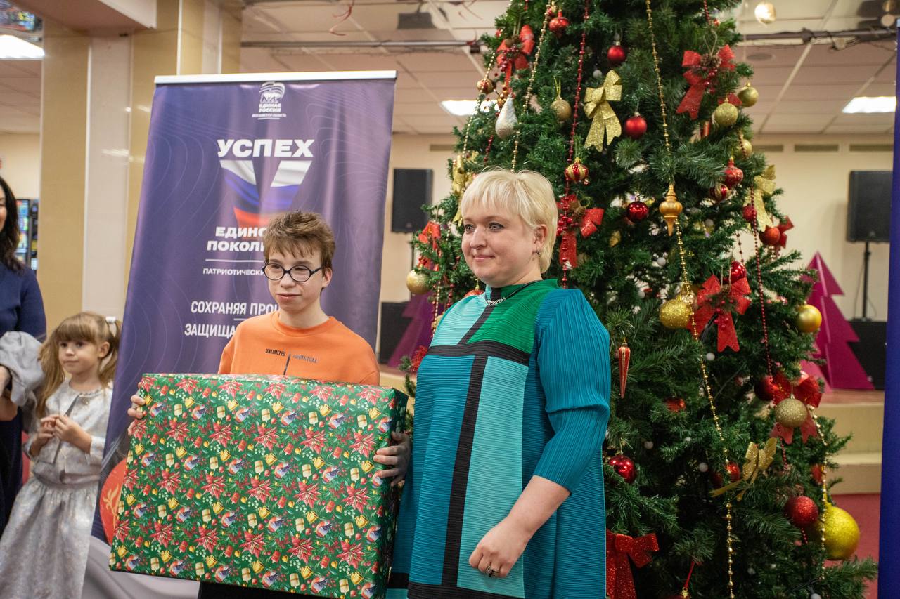 В преддверии Нового года по старой доброй традиции глава городского округа Фрязино Дмитрий Воробьев принял участие во всероссийской акции &laquo;Ёлка желаний&raquo; &mdash; мероприятие, которое уже восьмой год объединяет нас в стремлении подарить праздник тем, кто в нём особенно нуждается