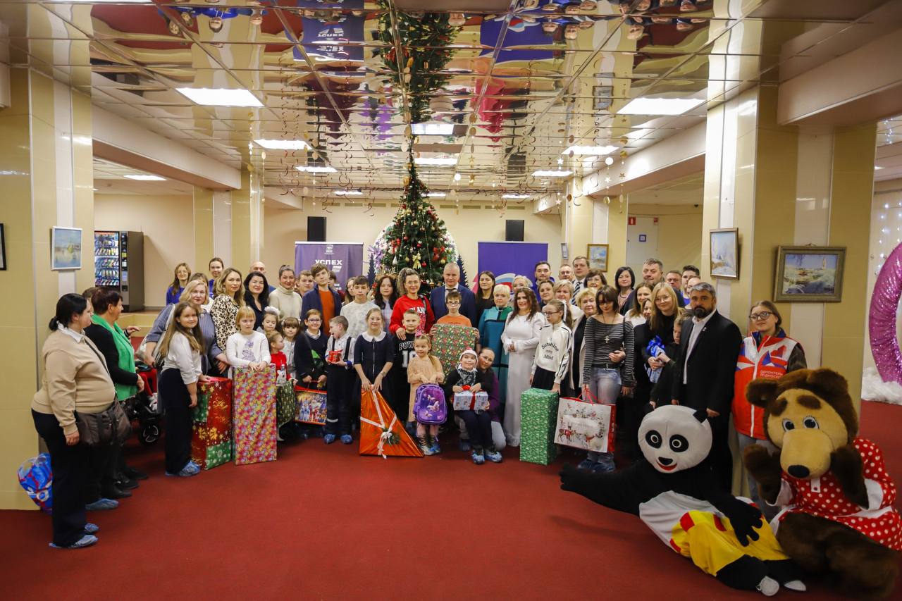 В преддверии Нового года по старой доброй традиции глава городского округа Фрязино Дмитрий Воробьев принял участие во всероссийской акции &laquo;Ёлка желаний&raquo; &mdash; мероприятие, которое уже восьмой год объединяет нас в стремлении подарить праздник тем, кто в нём особенно нуждается