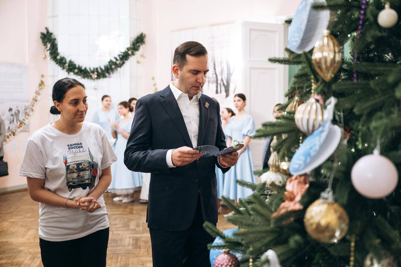 В рамках благотворительной акции &laquo;Ёлка Желаний&raquo; глава городского округа Щёлково Андрей Булгаков помог исполнить новогоднюю мечту юных жителей Фрязино