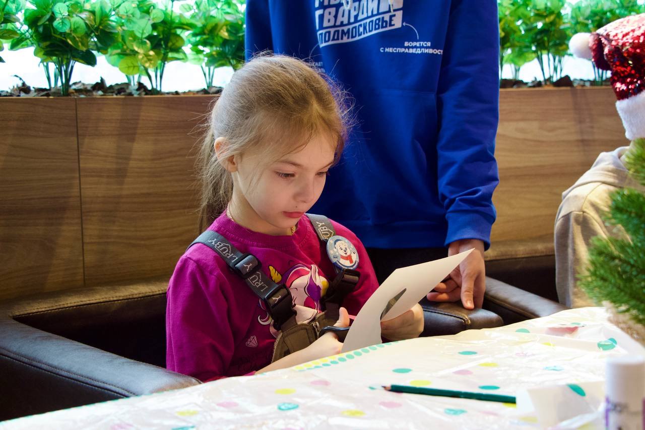 Финальный мастер-класс в рамках акции &laquo;МастЕРская Деда Мороза&raquo; прошел сегодня в ТРЦ &laquo;Спутник&raquo;.