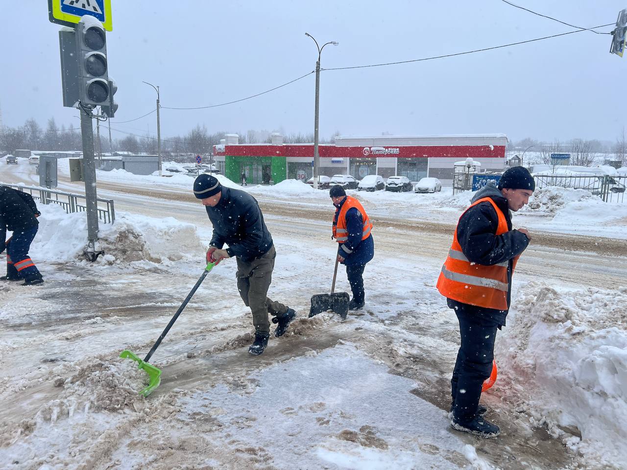 Работа по расчистке города продолжается!