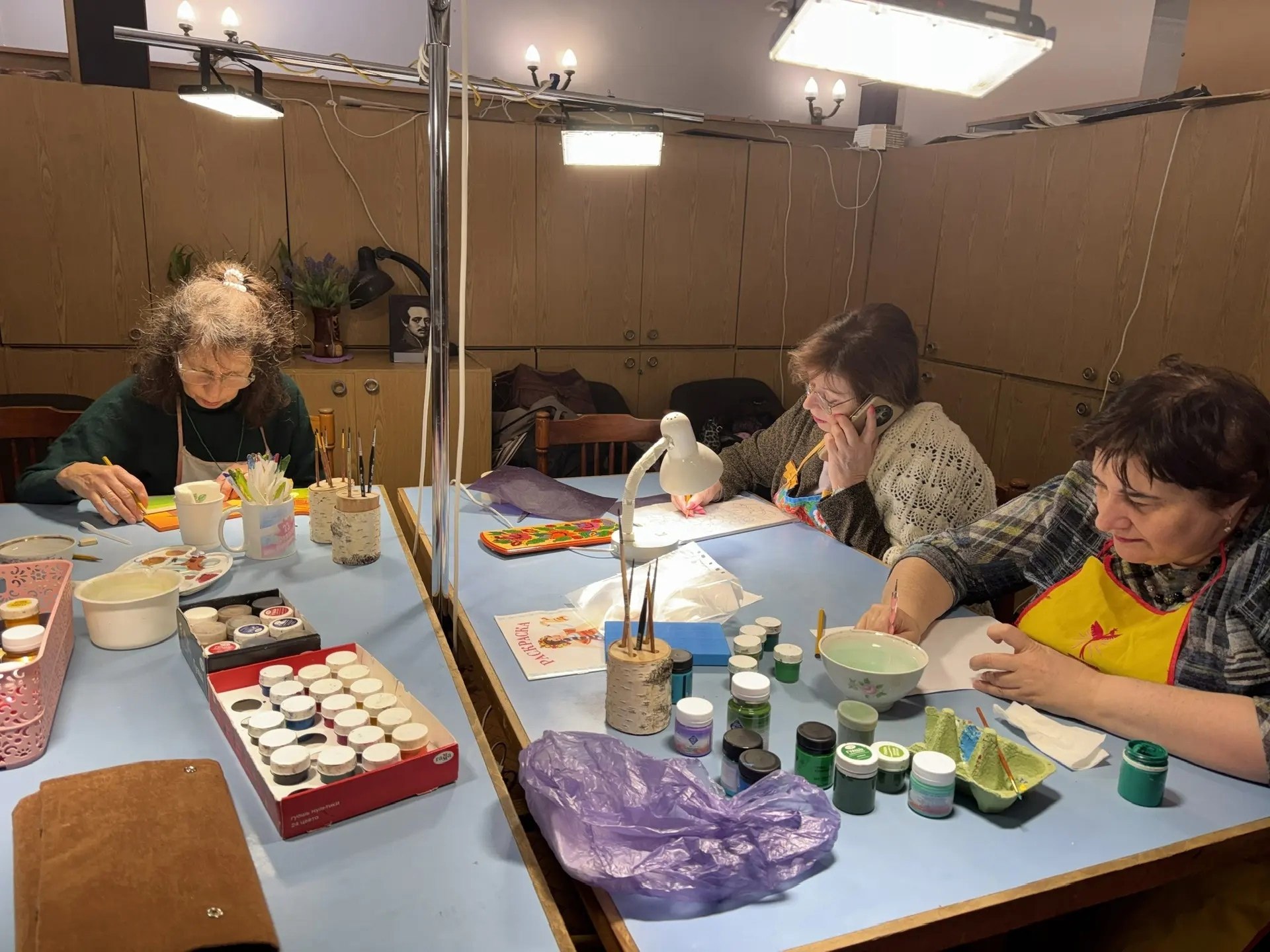 В зимний период в стенах Центральной библиотеки продолжаются занятия по народной росписи по дереву в рамках кружка декоративно-прикладного искусства