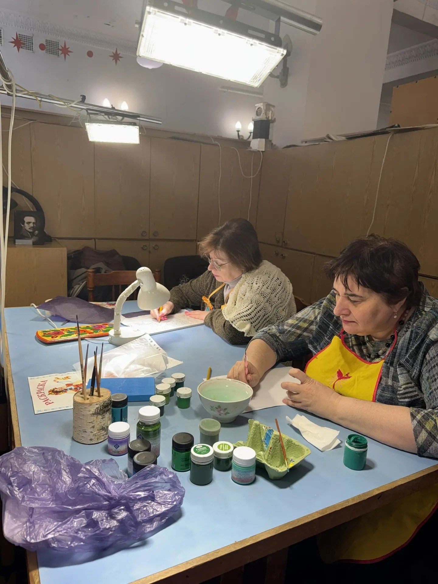 В зимний период в стенах Центральной библиотеки продолжаются занятия по народной росписи по дереву в рамках кружка декоративно-прикладного искусства