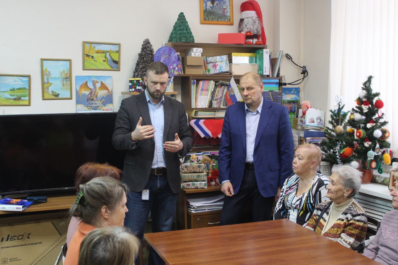Заместитель главы городского округа Фрязино Антон Тропин совместно с руководителем Щёлковского отделения Газпромбанка Николаем Баженовым встретился с представителями старшего поколения в рамках программы &laquo;Активное долголетие&raquo;