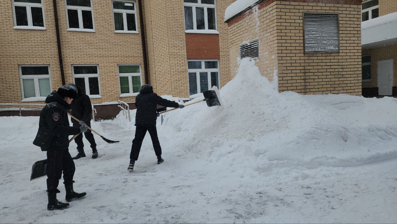 Из-за сильного снегопада за ночь в городе выпало около 20% месячной нормы осадков. Коммунальные службы вышли на борьбу с его последствиями и работают в усиленном режиме.