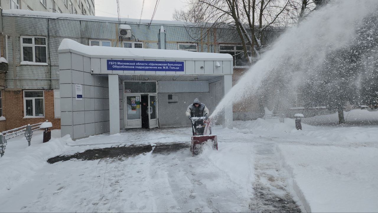 Из-за сильного снегопада за ночь в городе выпало около 20% месячной нормы осадков. Коммунальные службы вышли на борьбу с его последствиями и работают в усиленном режиме.