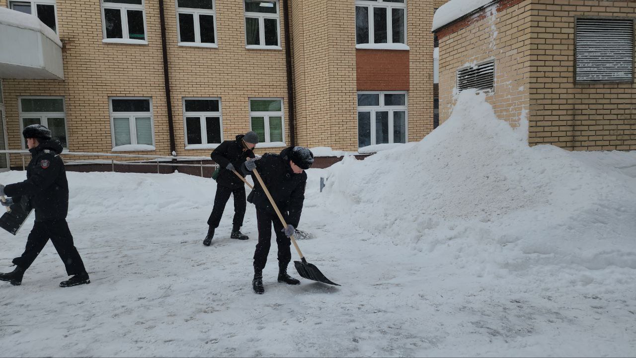 Из-за сильного снегопада за ночь в городе выпало около 20% месячной нормы осадков. Коммунальные службы вышли на борьбу с его последствиями и работают в усиленном режиме.