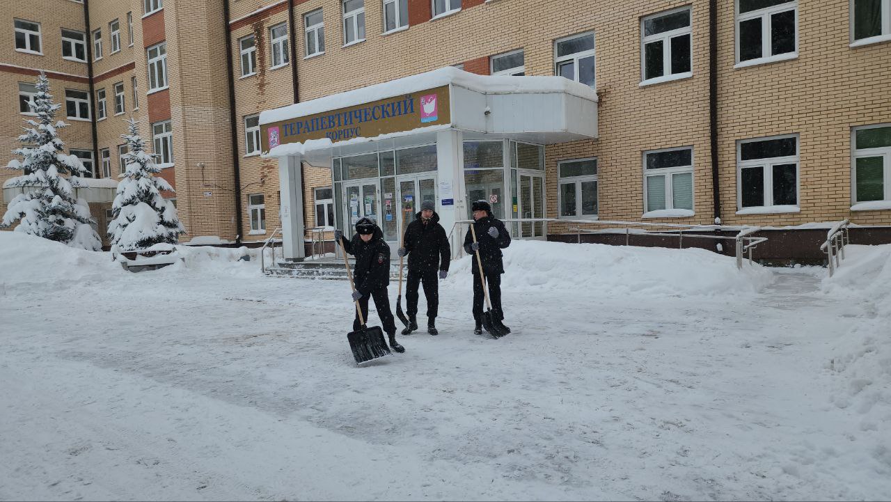 Из-за сильного снегопада за ночь в городе выпало около 20% месячной нормы осадков. Коммунальные службы вышли на борьбу с его последствиями и работают в усиленном режиме.