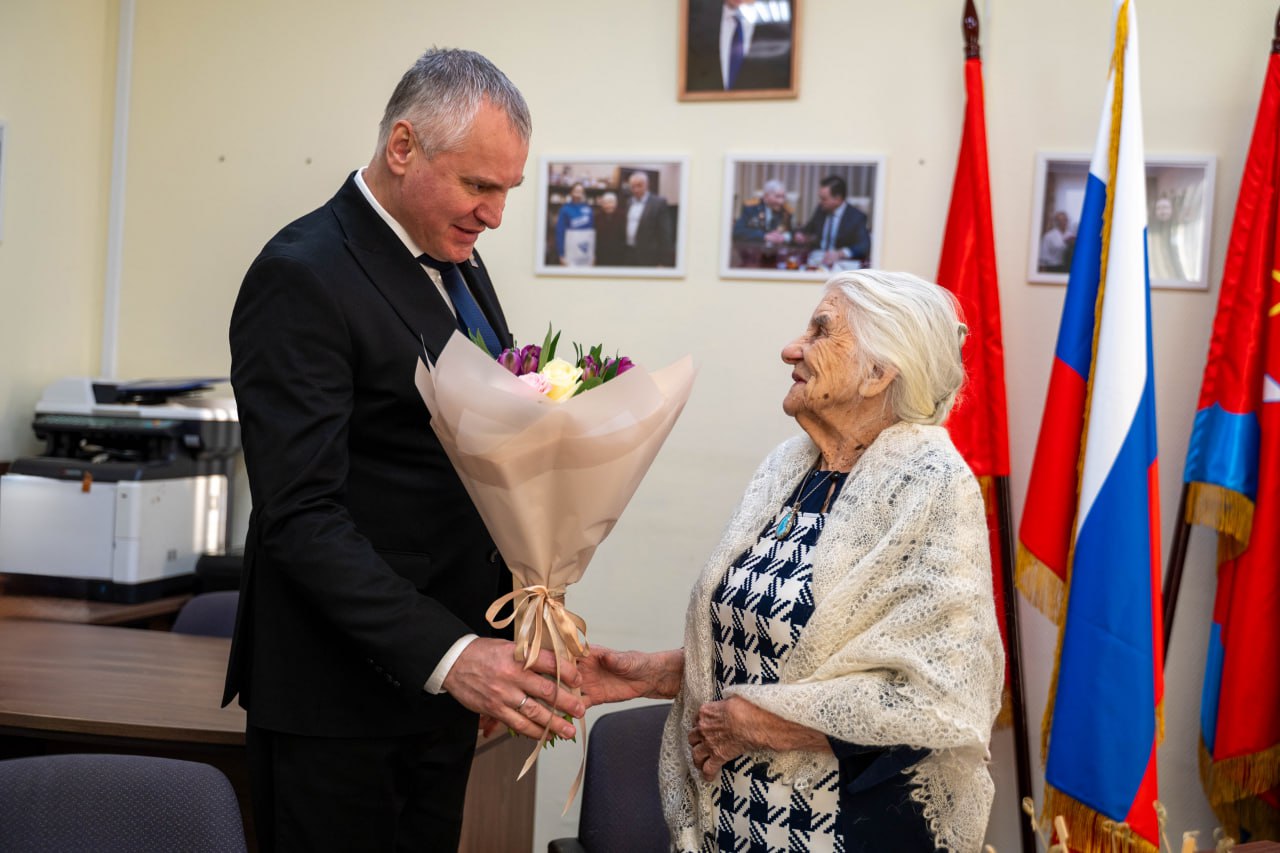 Глава городского округа Фрязино Дмитрий Воробьев лично поздравил с почётным юбилеем нашу уважаемую землячку &mdash; Алевтину Ивановну Назарову, которой исполнилось 95 лет