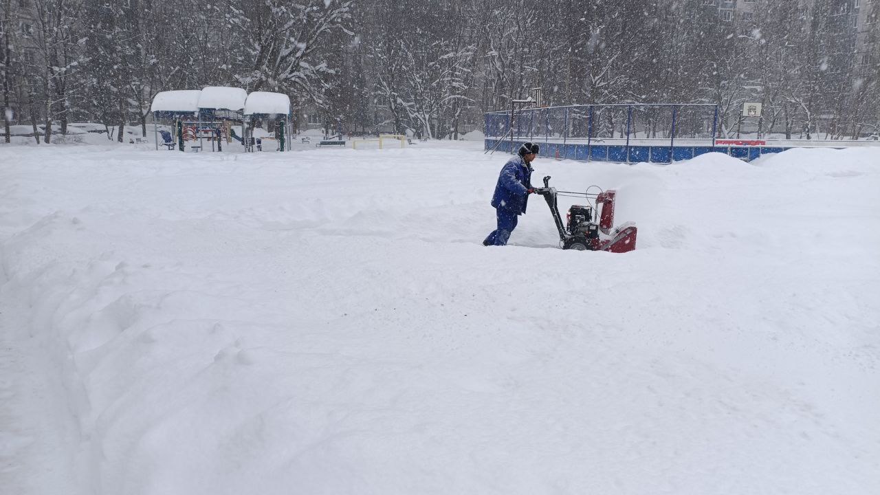 В связи с обильным снегопадом на территории городского округа организована бесперебойная работа по уборке снега в усиленном режиме