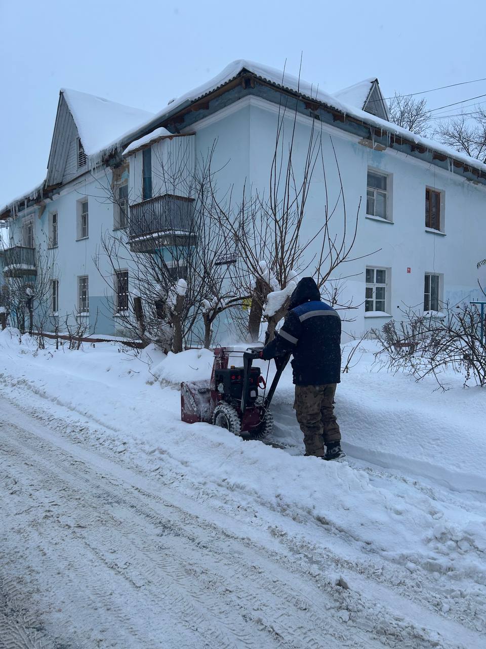 В связи с обильным снегопадом на территории городского округа организована бесперебойная работа по уборке снега в усиленном режиме