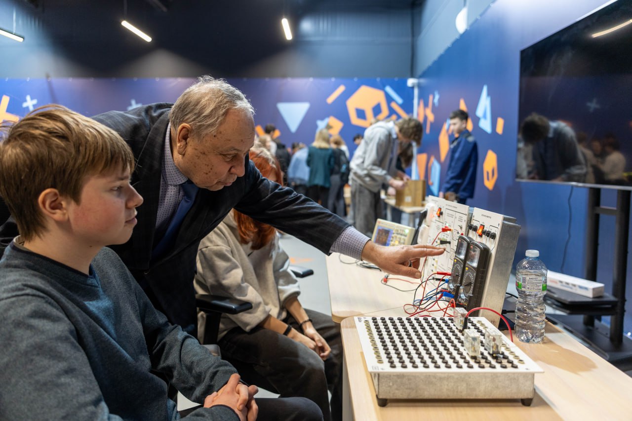 На базе уникального технопарка &laquo;Исток &mdash; РТУ МИРЭА&raquo; состоялось значимое событие для системы образования и будущего нашего молодого поколения &mdash; муниципальный профориентационный образовательный форум &laquo;PRO-будущее: ГИА. Осознанность. Профориентация&raquo;