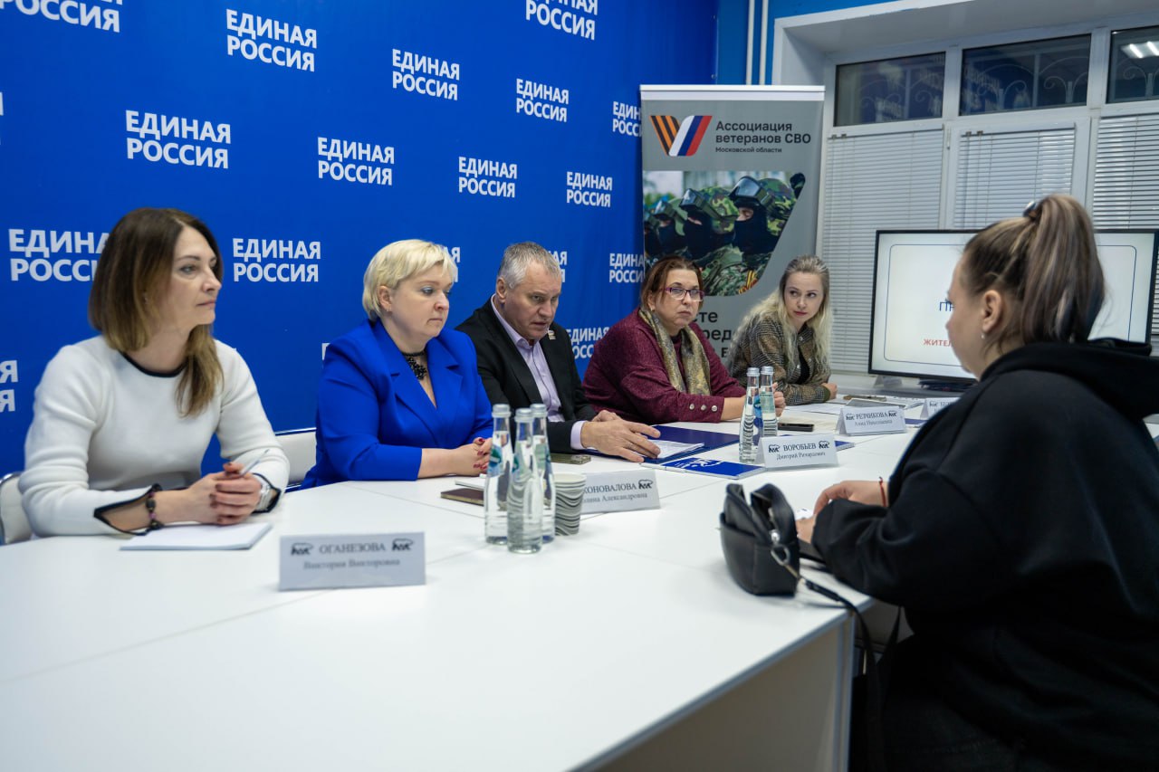 Глава городского округа Фрязино Дмитрий Воробьев совместно с председателем Совета депутатов городского округа Фрязино Полиной Коноваловой провели внеочередной приём граждан