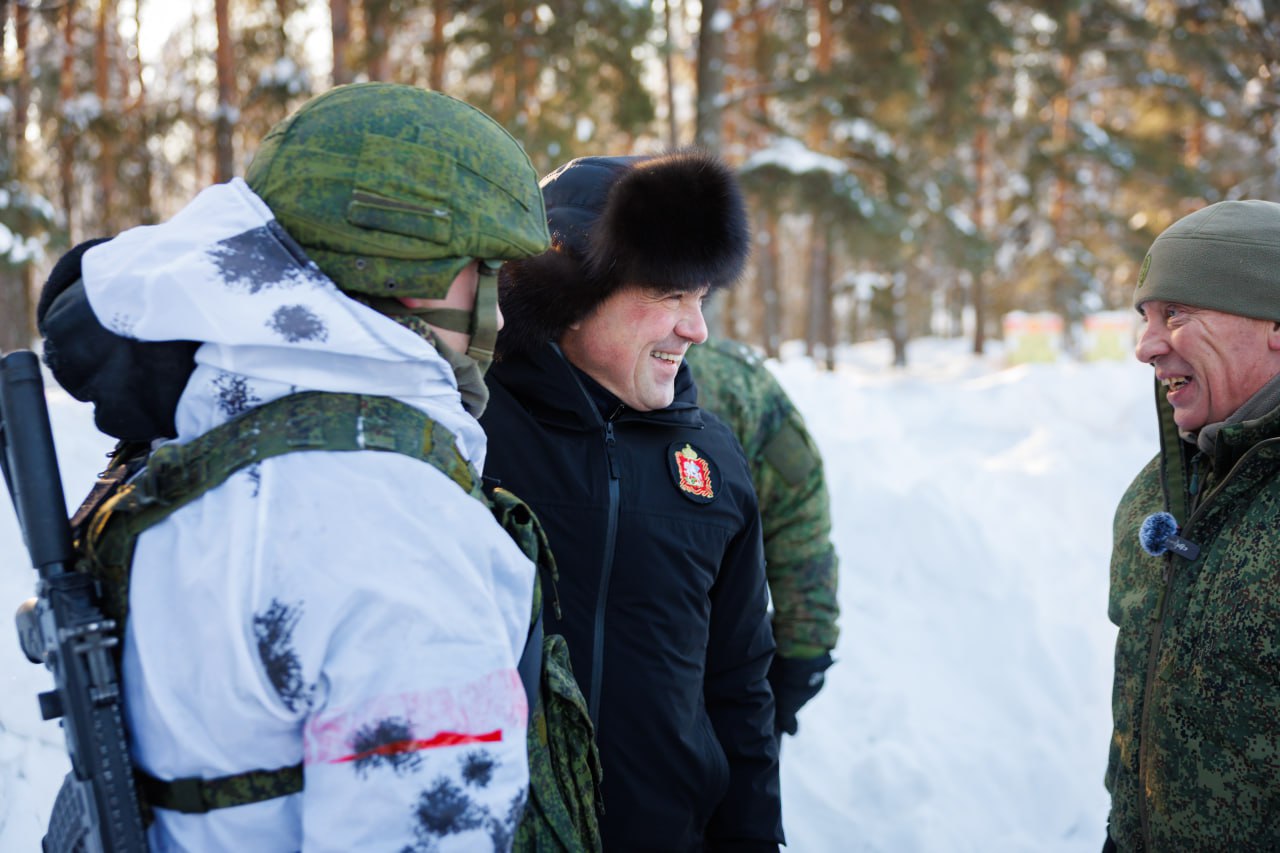 Вместе с заместителем главнокомандующего Сухопутными войсками Александром Матовниковым приехали на один из полигонов Московского высшего общевойскового командного училища, где тренируются кремлевские курсанты &mdash; новое поколение офицеров