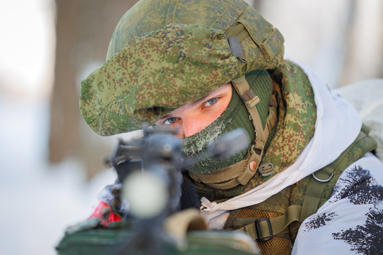 Вместе с заместителем главнокомандующего Сухопутными войсками Александром Матовниковым приехали на один из полигонов Московского высшего общевойскового командного училища, где тренируются кремлевские курсанты &mdash; новое поколение офицеров