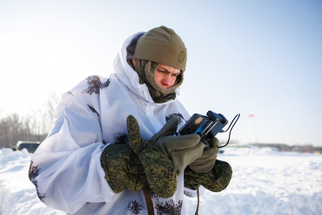 Вместе с заместителем главнокомандующего Сухопутными войсками Александром Матовниковым приехали на один из полигонов Московского высшего общевойскового командного училища, где тренируются кремлевские курсанты &mdash; новое поколение офицеров