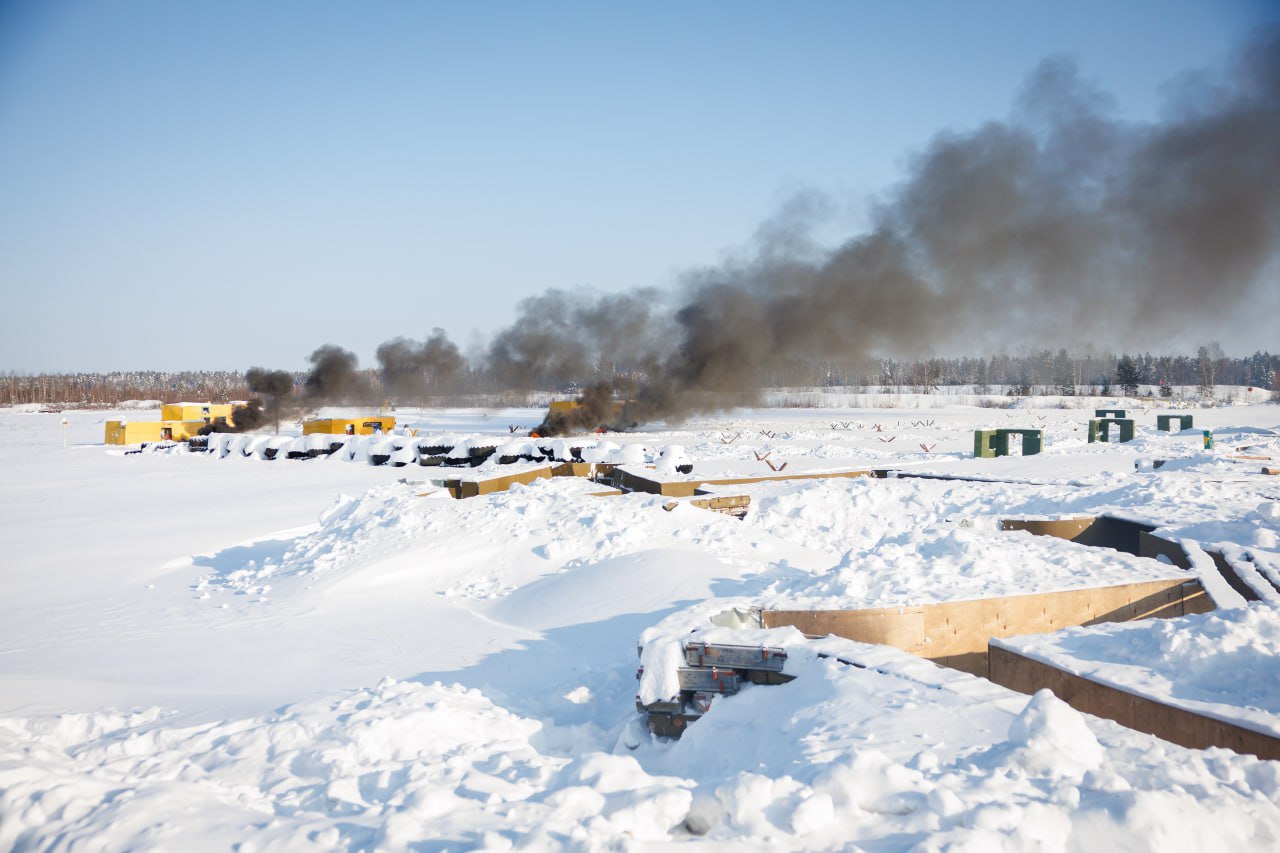 Вместе с заместителем главнокомандующего Сухопутными войсками Александром Матовниковым приехали на один из полигонов Московского высшего общевойскового командного училища, где тренируются кремлевские курсанты &mdash; новое поколение офицеров