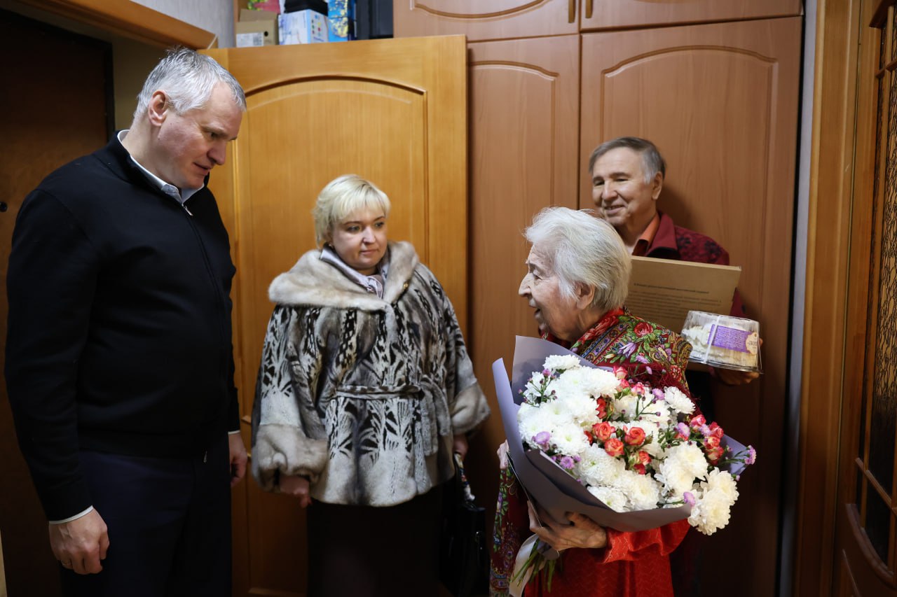 Глава городского округа Фрязино Дмитрий Воробьев вместе с председателем Совета депутатов Полиной Коноваловой поздравили с 95-летним юбилеем труженицу тыла Газизову Мининур Абдулхаировну!