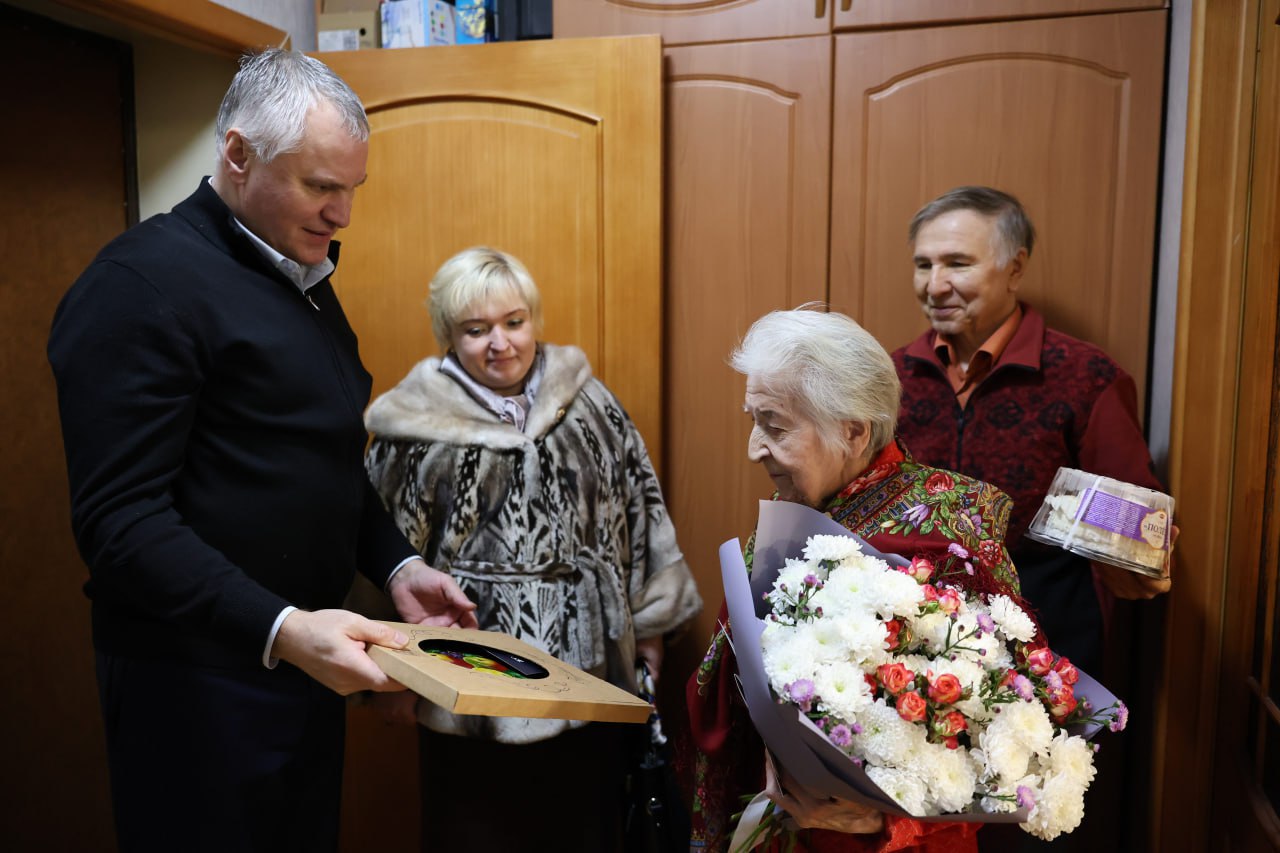 Глава городского округа Фрязино Дмитрий Воробьев вместе с председателем Совета депутатов Полиной Коноваловой поздравили с 95-летним юбилеем труженицу тыла Газизову Мининур Абдулхаировну!