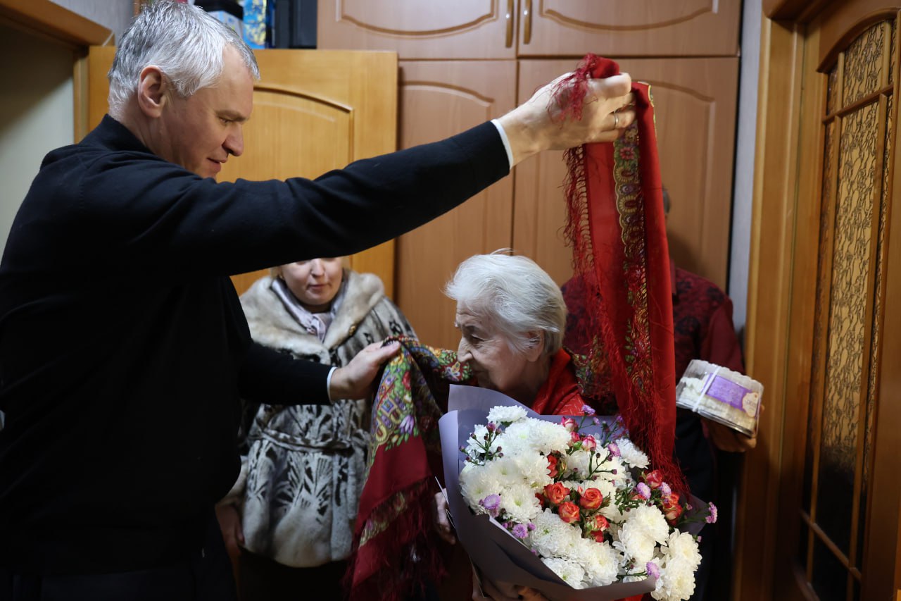 Глава городского округа Фрязино Дмитрий Воробьев вместе с председателем Совета депутатов Полиной Коноваловой поздравили с 95-летним юбилеем труженицу тыла Газизову Мининур Абдулхаировну!