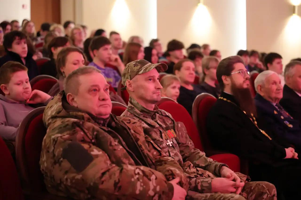 В преддверии Дня защитника Отечества мы собрались в Детской школе искусств им. М.И. Дунаевского, чтобы чествовать наших героев