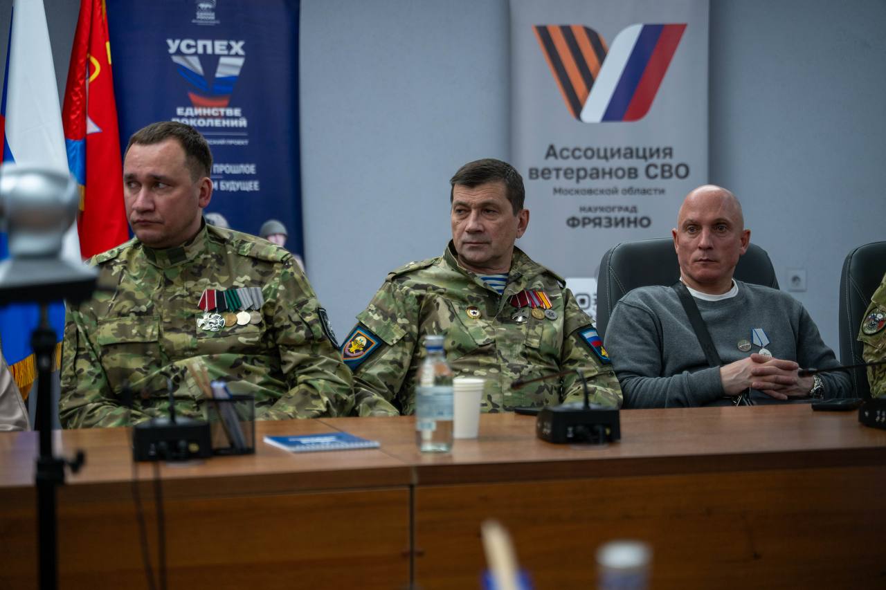 Накануне Дня защитника Отечества глава городского округа Фрязино Дмитрий Воробьев вместе с командой встретился с членами Ассоциации ветеранов СВО города Фрязино, действующими бойцами и ветеранами боевых действий